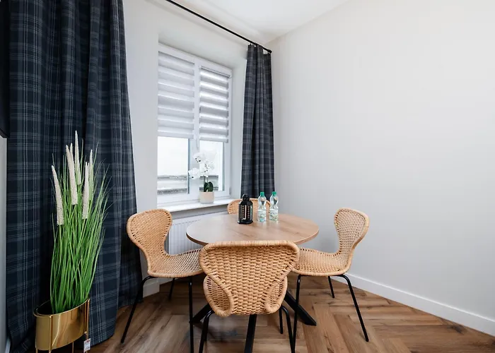 Piotrkowska Grand Avenue By Bookinghost Daire Łódź